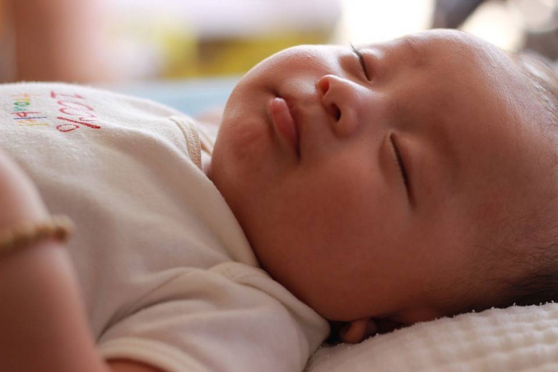 满月宝宝吐奶有酸味怎么回事满月宝宝吐奶正常吗